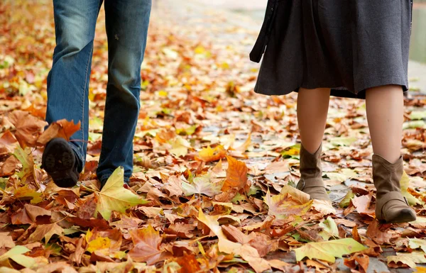 Dating-Paar im Herbst — Stockfoto