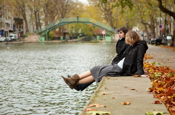 Dating couple in Paris on canal Saint-Martin — Stock Photo, Image