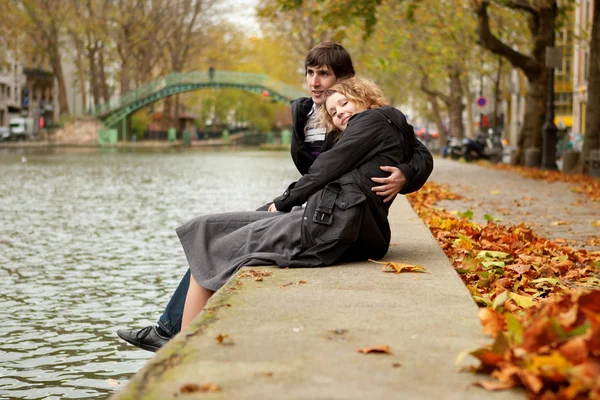 Namoro casal em Paris no canal Saint-Martin — Fotografia de Stock