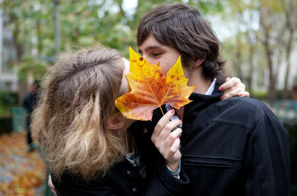 Geheimkuss. Dating-Paar im Herbst — Stockfoto