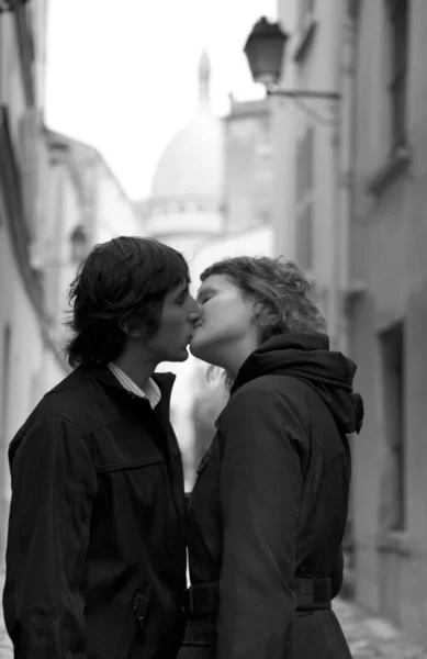 Preto e branco tiro de casal em uma rua parisiense, beijando — Fotografia de Stock