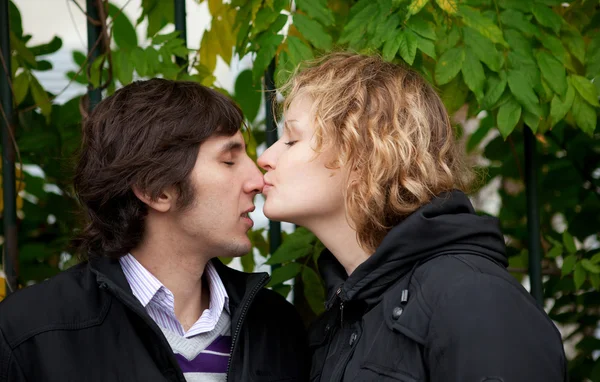 Dating couple, kissing outdoors — Stock Photo, Image