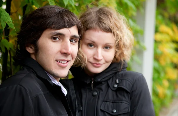 Gyönyörű dating pár, az őszi — Stock Fotó