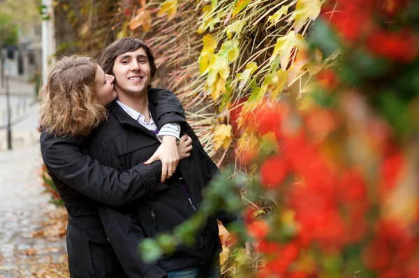 Namoro casal no outono — Fotografia de Stock