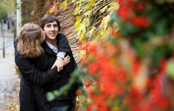 Datování pár na podzim — Stock fotografie