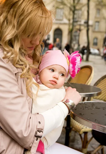 Schöne junge Mutter mit ihrer kleinen Tochter in einer Pariser Straße — Stockfoto