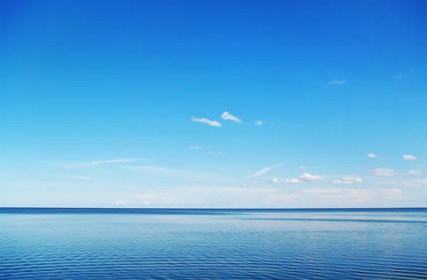 Blå himmel över havet. — Stockfoto