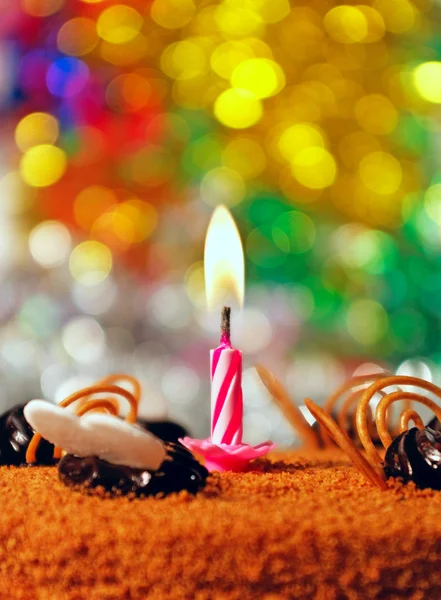 Kerze auf der Torte. — Stockfoto