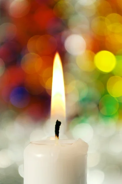 Jedna svíčka a oheň. — Stock fotografie