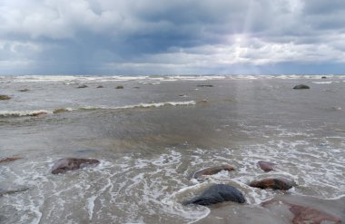 Güneş deniz üstünde.