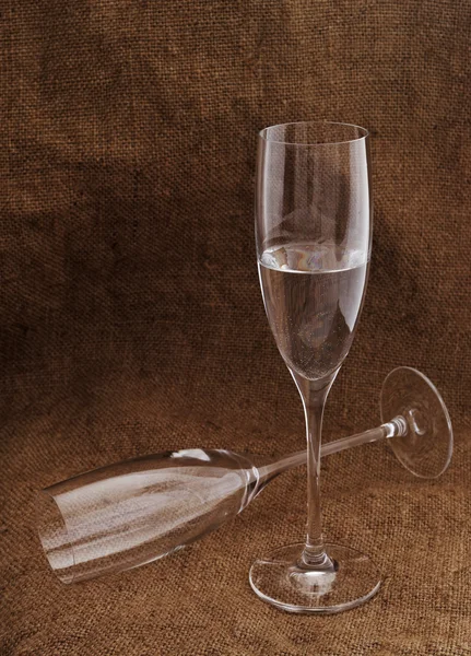 Två vinglas och champagne. — Stockfoto