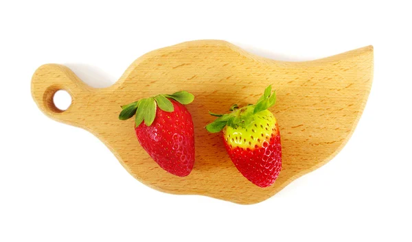 Ripe and green strawberries. — Stock Photo, Image