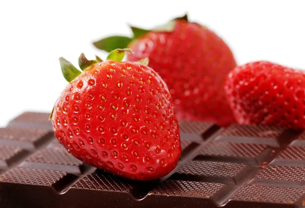 Drei Erdbeeren und Schokolade. — Stockfoto