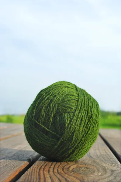 Bola de lã verde . — Fotografia de Stock