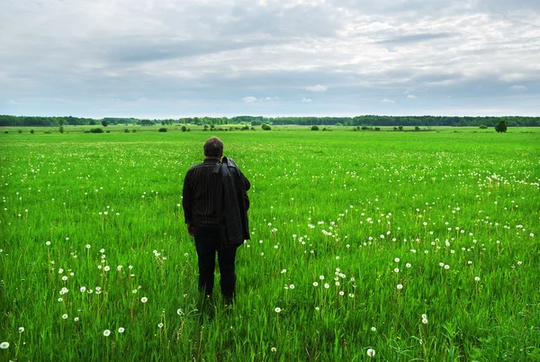 Man på fältet. — Stockfoto