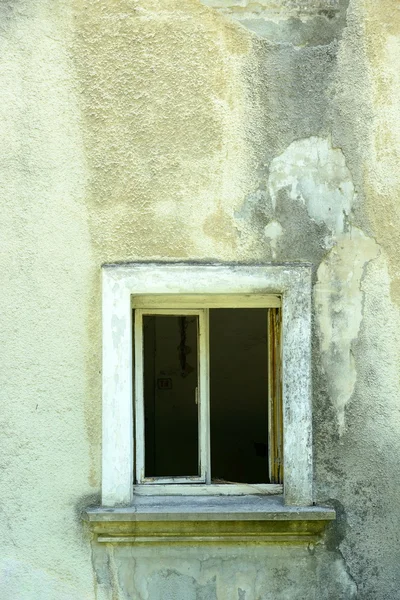Гранж стена старого дома с окном — стоковое фото