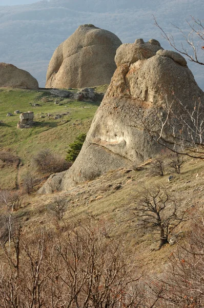 Gyönyörű Demirji sziklák, szellem völgy híres ukrán természetes r — Stock Fotó
