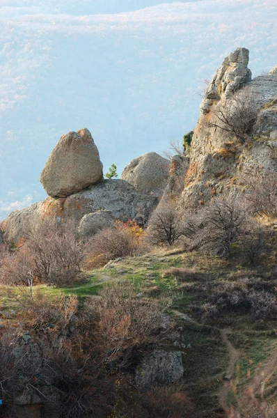 Демирджи, знаменитый украинский природный заповедник "Долина духов" — стоковое фото