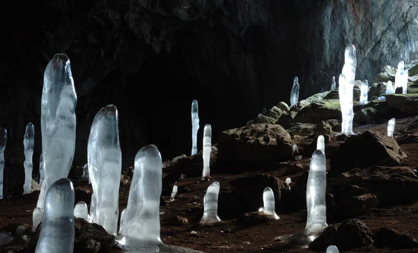 IJzige stalagmieten bij Karani-koba grot in de Krim bergen, UKraine — Stockfoto