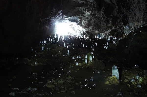 Milena koba jeskyně s ledových stalagmitů v Krym, Ukrajina — Stock fotografie
