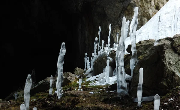 Lodowate stalagmity w jaskini Karani-koba na Krymie, UKraine — Zdjęcie stockowe