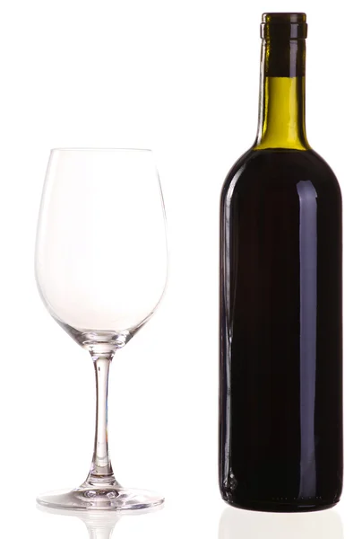 Чистый стакан и бутылка красного вина — стоковое фото
