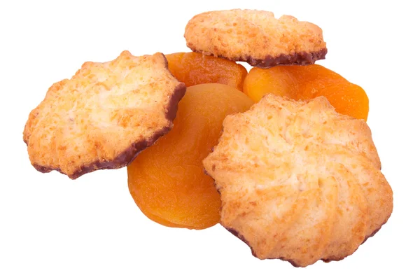 Cookies en gedroogde abrikozen op een witte achtergrond — Stockfoto