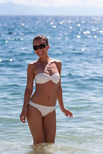 Mooie jonge vrouw in bikini in water bikini in water — Stockfoto