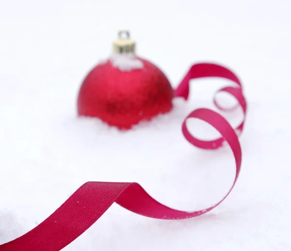 Christmas ball med snö — Stockfoto