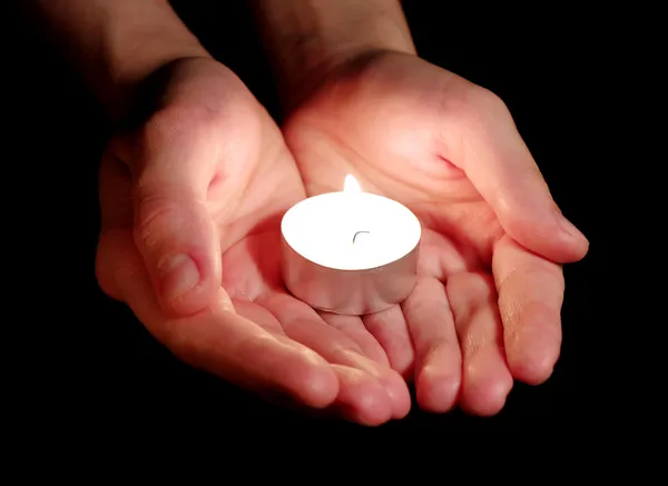 Svíčka v ruce — Stock fotografie