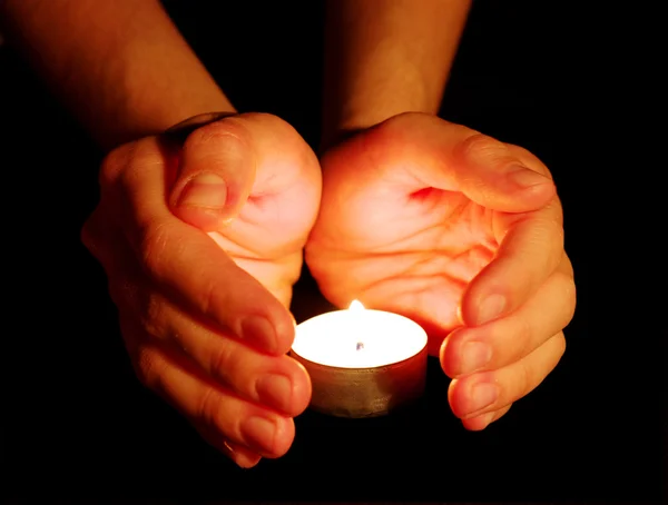 Vela en una mano — Foto de Stock