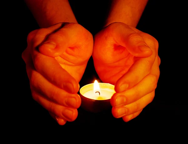 Свічка в руці — стокове фото