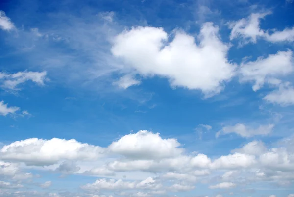 Witte wolken — Stockfoto