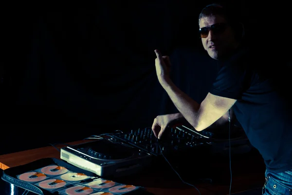 DJ in un club — Foto Stock