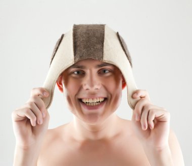 Adam suratını asıp suratını buruşturuyor.