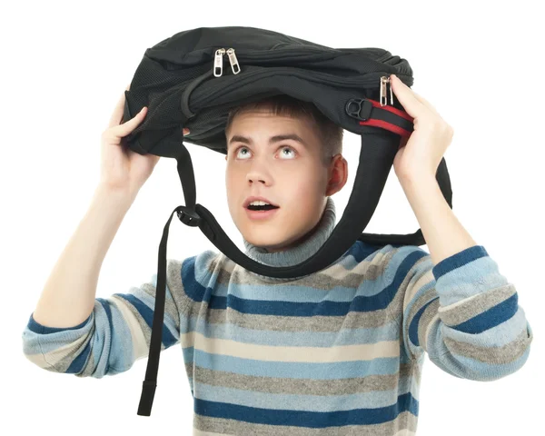Junger glücklicher männlicher Student mit Rucksack auf dem Kopf — Stockfoto