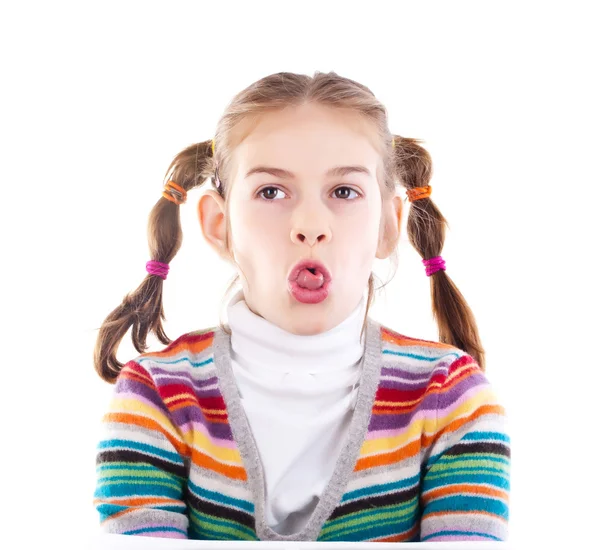 Detail roztomilá holčička, trčí jazyk — Stock fotografie