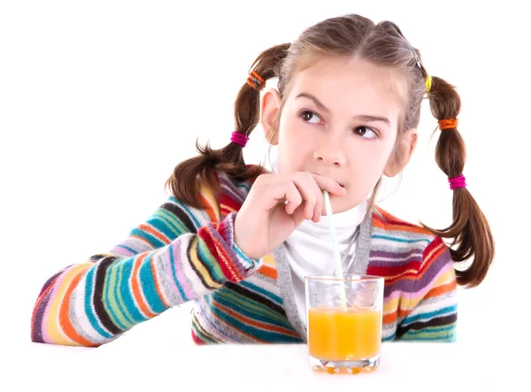 Holčička pije pomerančový džus — Stock fotografie