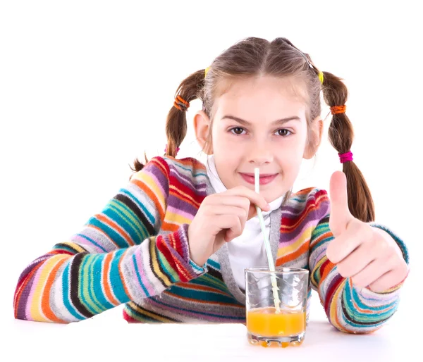 Portrét šťastná holčička pít pomerančový džus — Stock fotografie
