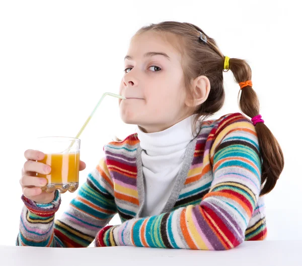 Bambina che beve succo d'arancia — Foto Stock