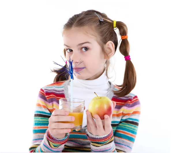 Маленька дівчинка п'є апельсиновий сік — стокове фото