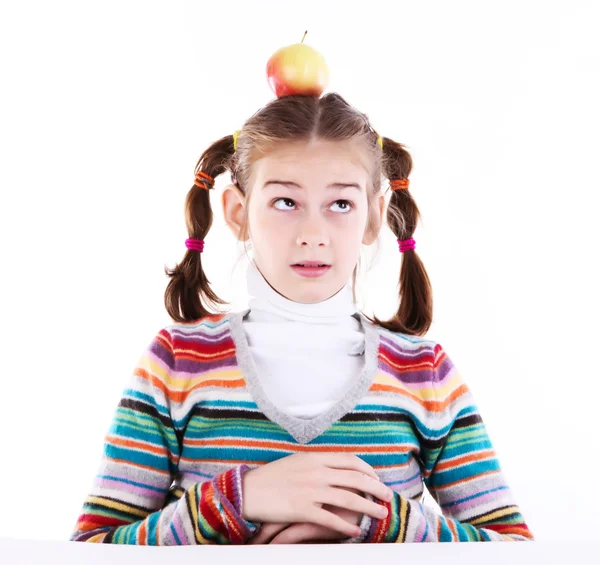 Ragazza con mela in testa — Foto Stock