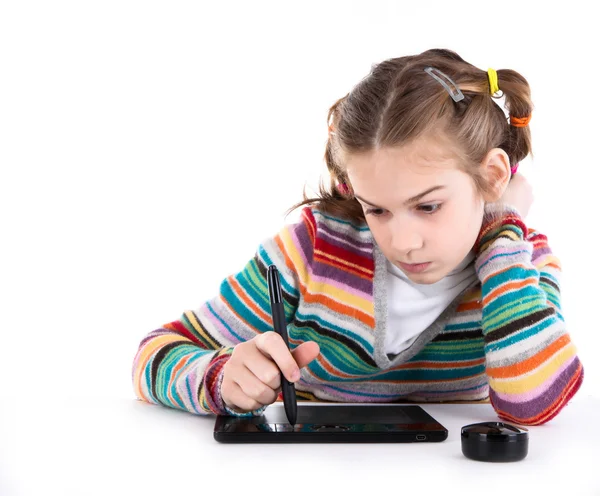 Klein meisje tekening op de Tablet PC — Stockfoto