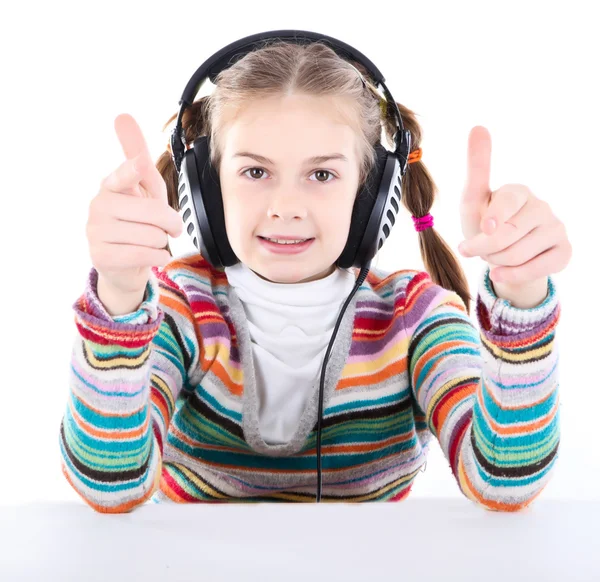 행복 한 어린 소녀가 헤드폰 음악 청취 — 스톡 사진