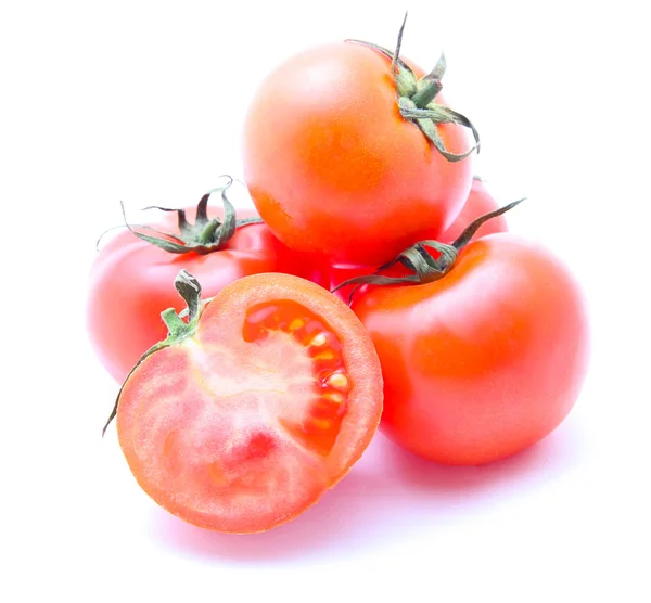 Frische Tomaten isoliert auf weiß — Stockfoto