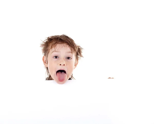 Beyaz arka plan üzerinde izole bir afiş tutan çocuk — Stok fotoğraf