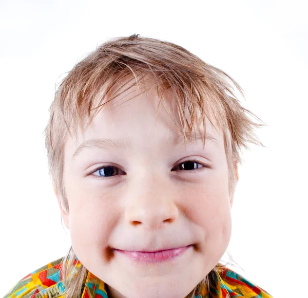 Engraçado menino sorrir isolado no fundo branco — Fotografia de Stock