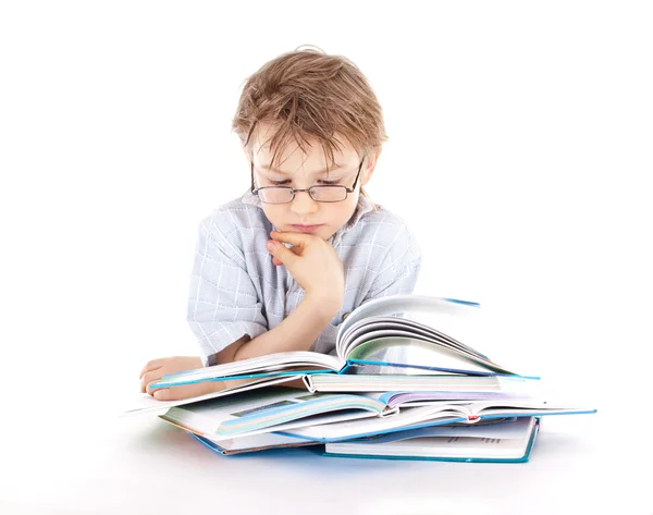Chłopiec czyta książkę. — Zdjęcie stockowe