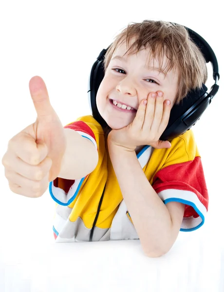 Retrato de um menino doce ouvindo música em fones de ouvido — Fotografia de Stock