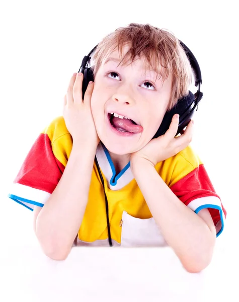 Retrato de um menino doce ouvindo música em fones de ouvido — Fotografia de Stock